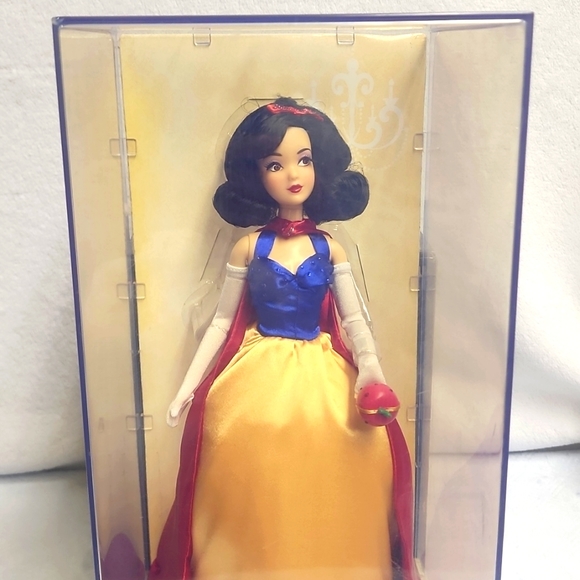 Disney Store Exclusive Snow White Collector Doll w / Certificate of Authenticity - Picture 2 of 6